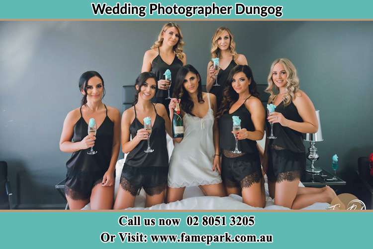 Do you tip photographer at wedding